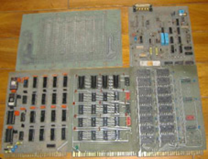 Lập trình và sửa lỗi đặc biệt tiêu tốn thời gian vì phải dùng ngôn ngữ Assembly hoặc thậm chí mã máy, lại chẳng có máy in nào giúp cho mắt đọc, tay viết. (Trong ảnh là Các bảng mạch in Bus I/O, CPU, SRAM, EPROM+RAM và ROM do tác giả thiết kế)