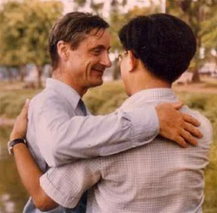 Tháng 11/1977, GS Phan Đình Diệu – Viện trưởng Viện Khoa học Tính toán và Điều khiển khi đó đã mời được hai chuyên gia Pháp là Alain Teissonnifere và Hoàng Thành Đào sang làm việc. Chiếc VT80 được làm nên bởi những vật liệu đầu tiên do ông Alain mang từ Pháp sang Việt Nam.