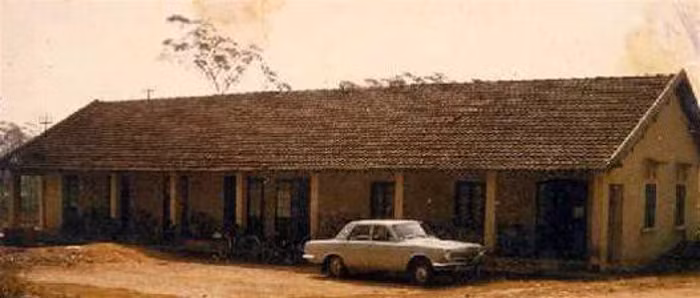 Chiếc máy vi tính đầu tiên sử dụng chip Intel 8080A, vì vậy có tên là VT80. Nó được xây dựng theo thiết kế với kỹ thuật quấn dây điện (wrapping) nối các chân cắm do Alain mang sang, vì lúc ấy chưa thể làm được mạch in ở Việt Nam và cũng không được phép hàn trực tiếp vào các vi mạch (microcircuits).