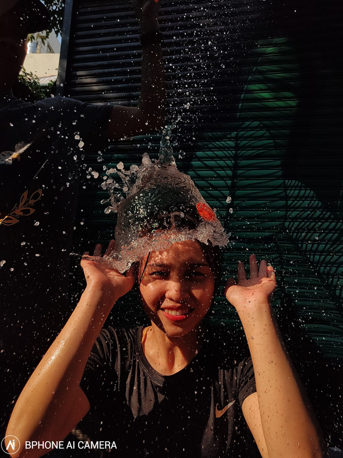 Khoảnh khắc bóng nước vỡ tung vẫn giữ được hình trước khi đổ ập xuống. Khả năng chụp này thậm chí còn khó để thực hiện với máy ảnh DSLR chuyên nghiệp khi người chụp là tay mơ.