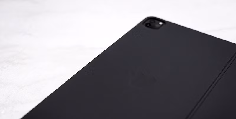 Phần lưng vẫn là thiết kế đơn giản với logo "táo khuyết" được dập chìm.