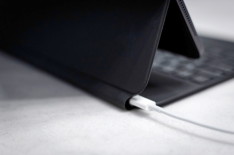 Bàn phím cho ipad pro vẫn được kết nối với iPad bằng cách hit nam châm như thế hệ cũ nhưng với cổng C này nó có thể cấp nguồn cho iPad, từ đó cổng C trên iPad có thể dùng cho các tác vụ như gắn ổ cứng, gắn thẻ nhớ...