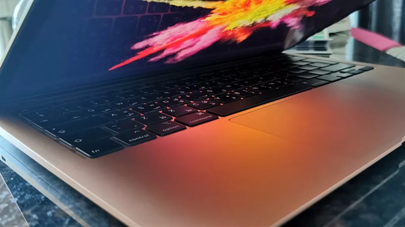 Trước đó, Apple nói rằng những chiếc máy tính Mac có chip ARM đầu tiên sẽ trình làng vào cuối năm 2020. Apple đồng thời chia sẻ mục tiêu sẽ thay thế toàn bộ chip Intel trên máy tính của mình trong thời gian 2 năm tới.