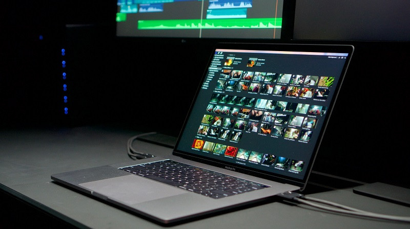 Bloomberg mới đây đã đăng tải một báo cáo chi tiết hơn về sự kiện sắp tới của “táo khuyết”. Cụ thể, Bloomberg nói với 13-inch MacBook Air, 13-inch MacBook Pro và 16-inch MacBook Pro sẽ là những dòng máy tính đầu tiên có con chip ARM. Dù vậy, nguồn tin uy tín này khẳng định các phiên bản MacBook mới nói trên sẽ không có thay đổi nhiều về thiết kế.