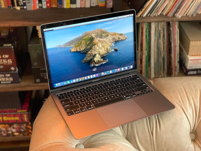 Đầu năm nay, nhà phân tích Ming-Chi Kuo dự đoán Apple sẽ ra mắt MacBook Pro 13,3 inch và MacBook Air 13,3 inch chạy chip ARM trong năm nay. Thế nhưng nếu người dùng muốn những chiếc MacBook với thiết kế mới, họ nên chờ đợi đến năm 2021.