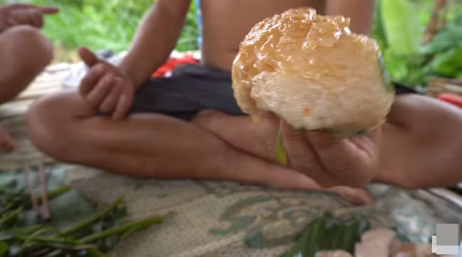 Ngoài việc ăn cá sống có kích cỡ lớn, mới đây cộng đồng mạng đã vô cùng ngỡ ngàng trước một số nhóm thanh niên rủ nhau ăn hết hàng kg mỡ lợn.