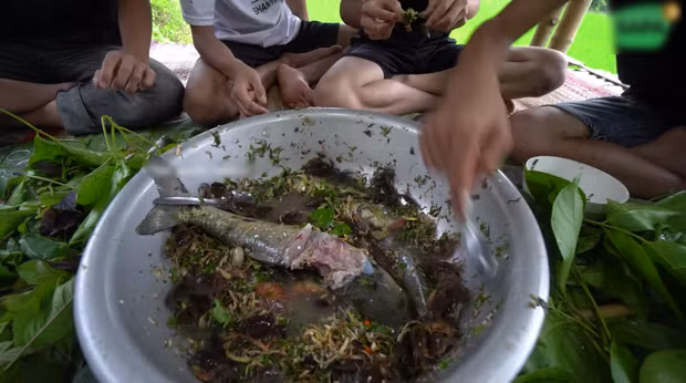 Nhiều dân mạng đã để lại bình luận rất gay gắt, cho rằng làm như vậy là "nhảm nhí", "câu like rẻ tiền".