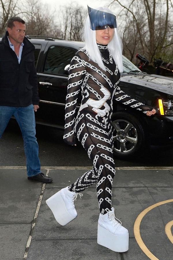 Lady Gaga, sinh năm 1986 tại Mỹ, là ca sĩ thành công bậc nhất làng nhạc thế giới trong hai thập kỷ qua. Đến nay cô sở hữu khoảng 180 triệu bản thu được bán và 11 giải Grammy, từng nhận giải Oscar với ca khúc nhạc phim "A Star Is Born".