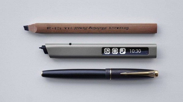 Phree là loại bút cho phép bạn viết, vẽ lên mọi bề mặt mà mình muốn dưới dạng chữ ảo. Sau đó mọi dữ liệu mà bạn soạn ra được gửi vào smartphone hay bất cứ thiết bị nào hiển thị có kết nối Bluetooth với chiếc bút.