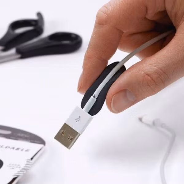 Những người thợ sửa chữa có lẽ sẽ rất cần có thứ này - một loại keo mà khi để khô, nó sẽ biến thành một dạng cao su bền chắc và bám dính không ngờ. Nó giúp cho những tình huống sửa chữa nhỏ lẻ như đứt dây, sứt hở... có thể xử lý dễ dàng và hiệu quả hơn nhiều mà không dính tay và độc hại như keo thường.