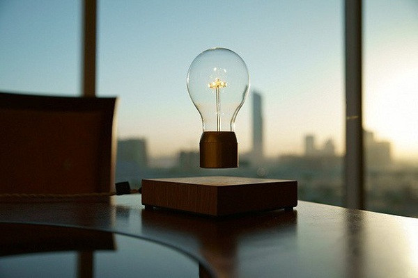 Bóng đèn FLYTE có thể bật sáng và sử dụng hằng ngày ngay cả khi đang...bay lơ lửng là phát minh độc đáo của con người. Thực chất, năng lượng tải điện được truyền không dây qua điện cảm ứng, và nhờ có lực đẩy nam châm mà nó có thể lơ lửng như vậy.