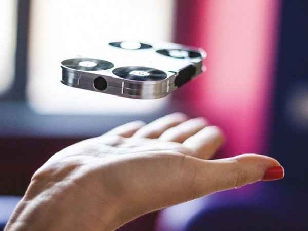 AirSelfie là một cụm camera bay có thể được điều khiển bằng chính chiếc smartphone. Kích cỡ nhỏ nhắn vừa lòng bàn tay, độ phân giải camera 5MP cùng khe cắm thẻ nhớ sẵn 4GB và có thể kết nối Wi-Fi là những ưu điểm vượt trội của thiết kế này.