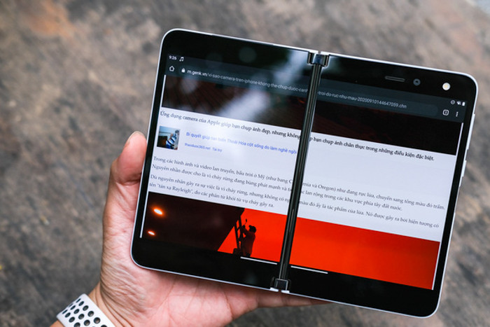 Sử dụng với 2 màn hình riêng biệt thì không vấn đề nhưng khi sử dụng chế độ 1 màn hình lớn thì chiếc bản lề sẽ khiến người dùng khó chịu khi chia cắt nội dung.