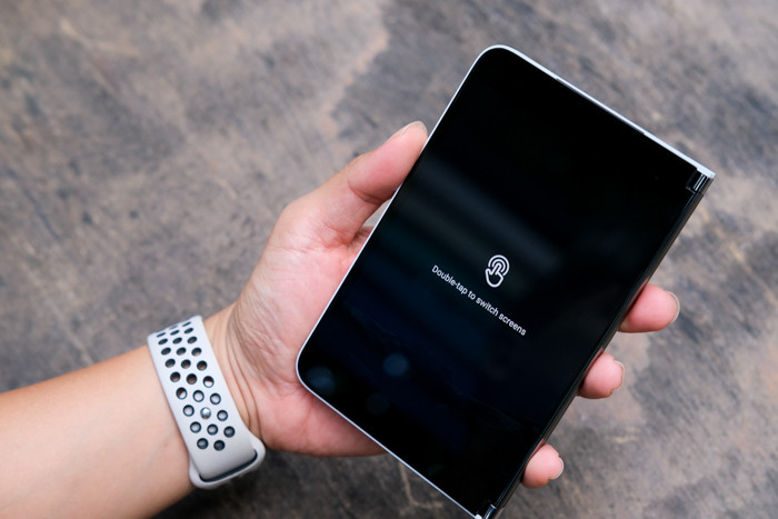 Surface Duo cũng khá thông minh khi gập ngược ra và xem một màn hình thì màn hình còn lại sẽ tự động tắt đi để tiết kiệm pin cũng như tránh chạm cảm ứng. Khi quay ngược lại, chỉ cần chạm hai lần vào màn hình là sẽ kích hoạt hiển thị và tất nhiên màn hình ở phía ngược lại được tắt đi.