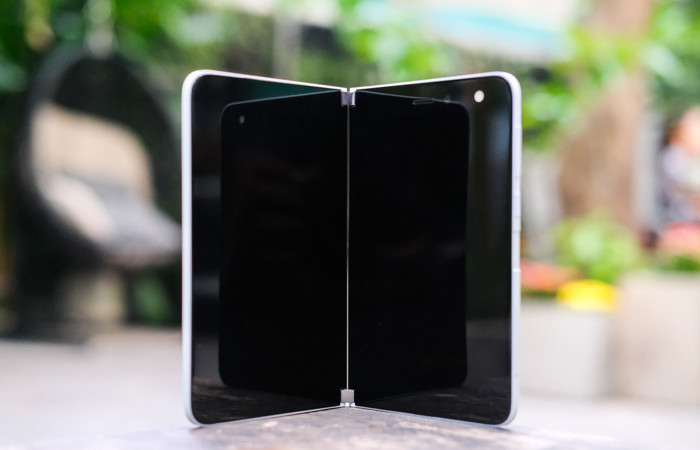 Khác với Galaxy Z Fold 2, Surface Duo sử dụng cơ chế bản lề khác biệt. Với thiết kế này, Surface Duo của có hai màn hình riêng biệt được kết nối với nhau thông qua cơ chế cặp bản lề giống như laptop.