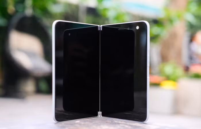 Khác với Galaxy Z Fold 2, Surface Duo sử dụng cơ chế bản lề khác biệt. Với thiết kế này, Surface Duo của có hai màn hình riêng biệt được kết nối với nhau thông qua cơ chế cặp bản lề giống như laptop.