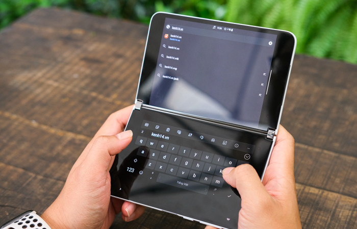 Một cách khác để việc nhập liệu dễ hơn, đó là xoay dọc máy lại thế này. Lúc cầm theo chiều này, người viết liên tưởng Surface Duo hệt như một chiếc laptop vỏ sò siêu nhỏ.