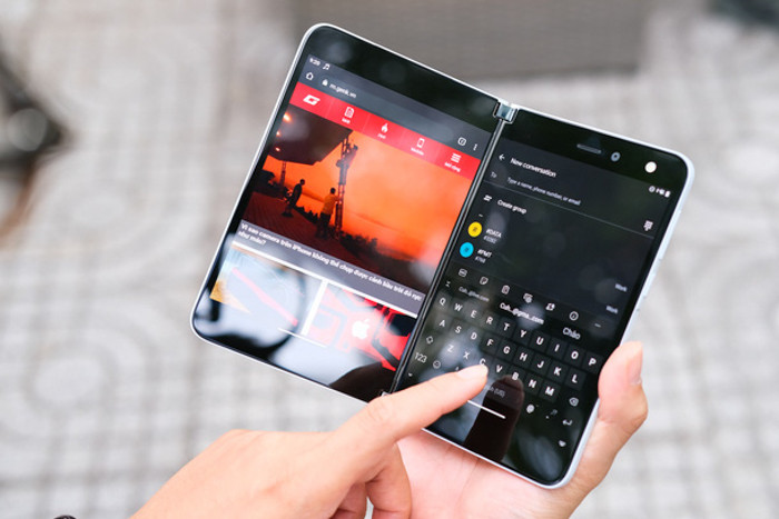 Surface Duo chạy hệ điều hành Android nên không có gì quá lạ lẫm với người dùng hiện nay. Máy trang bị hai màn hình OLED riêng biệt với kích thước 5,6 inch/màn (độ phân giải 1800 x 1350), tỷ lệ 4:3 và có thể ghép lại thành một màn hình có kích thước lớn 8.1 inch với không gian hiển thị lớn hơn (3:2).