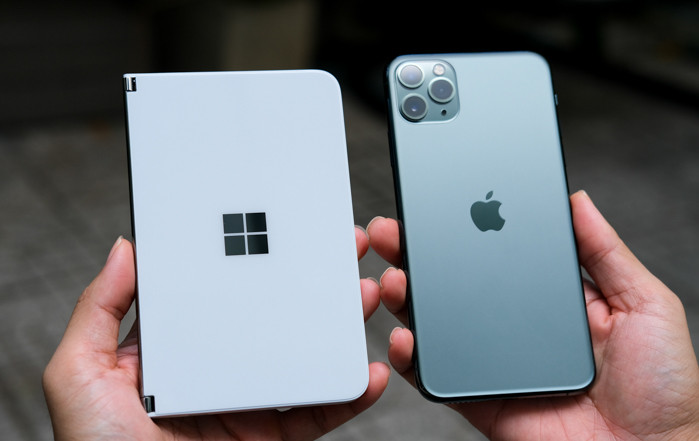 So sánh với iPhone 11 Pro Max, Duo thậm chí chỉ lớn nhỉnh hơn một chút.