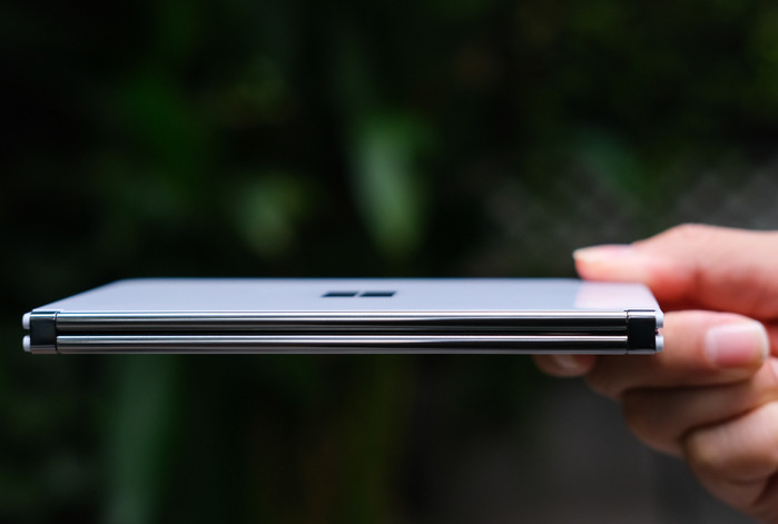 Mặc dù bản lề gập dạng vỏ sò nhưng máy vẫn cho một độ mỏng đáng ngạc nhiên.