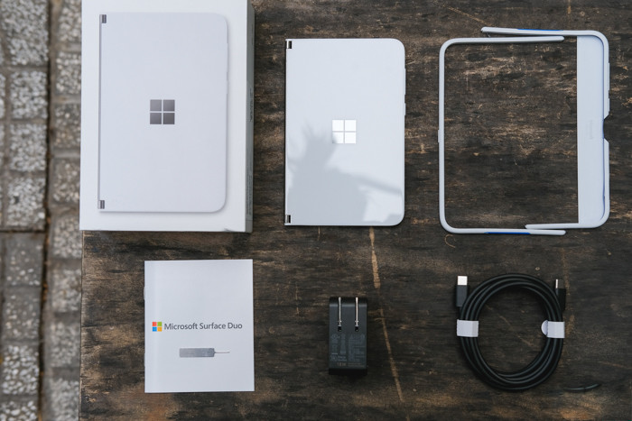 Phụ kiện kèm theo bao gồm sạc 18W, cáp USB-C, que chọc khe SIM có thiết kế khác hẳn những hãng sản xuất hiện nay, sách hướng dẫn và bumper cao su để tránh va đập các góc máy trong quá trình sử dụng.