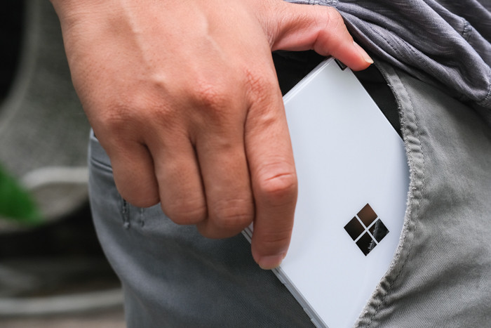 Ở dạng gập lại, Duo thậm chí vẫn có thể thoải mái nhét vào túi quần.