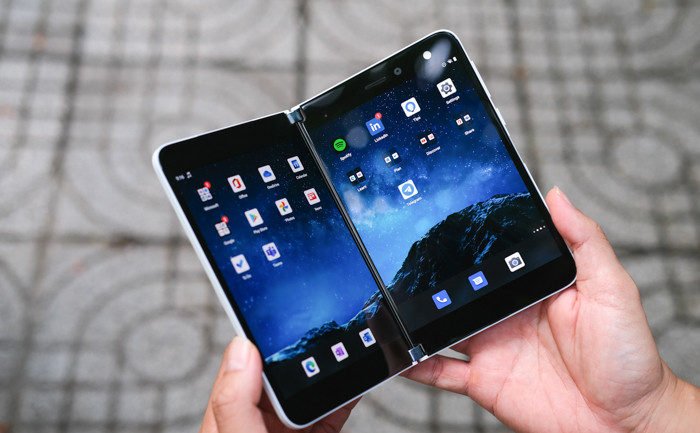 Cứ nghĩ to cục mịch nhưng chiếc Smartphone này lại mỏng và nhỏ gọn không ngờ với khối lượng chỉ 250g.