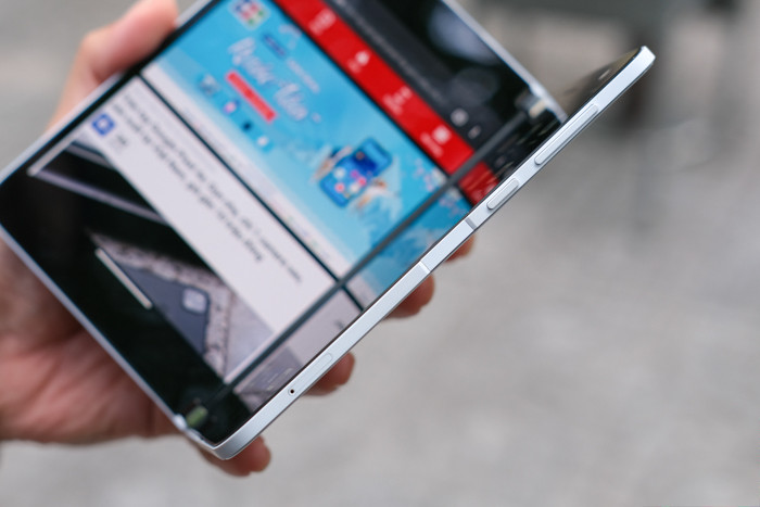 Bản lề này cho phép mở theo dạng free-angle, tức sẽ không theo khớp và người dùng có thể mở ra bao nhiêu tùy thích, thậm chí là 360 độ. Các góc máy được làm đơn giản hết mức có thể. Tất cả phím vật lý đều nằm bên cạnh phải, dưới phím nguồn có phần lõm vào và đây là chỗ đặt cảm biến vân tay, dưới cùng là khe thẻ SIM.