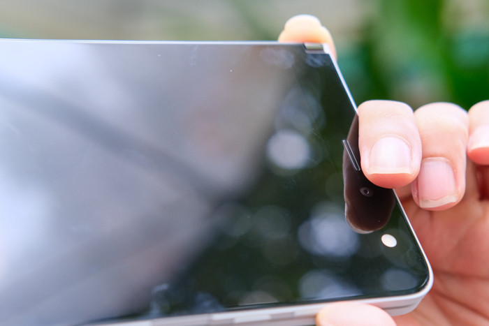 Muốn trở thành camera sau, người dùng chỉ việc lật 2 màn hình ra ngoài, màn hình bên phải sẽ đóng vai trò làm camera còn màn hình trái thành khu vực hiển thị và thao tác.