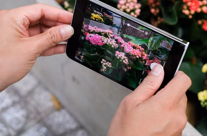 máy chỉ có 1 camera duy nhất với thông số 11MP F/2.0, hỗ trợ zoom số 7x, HDR, quay video 4K 60fps và được tích hợp công nghệ chống rung điện tử. Mặc định phần màn hình thứ hai sẽ hiển thị những bức ảnh bạn vừa chụp xong để dễ theo dõi.