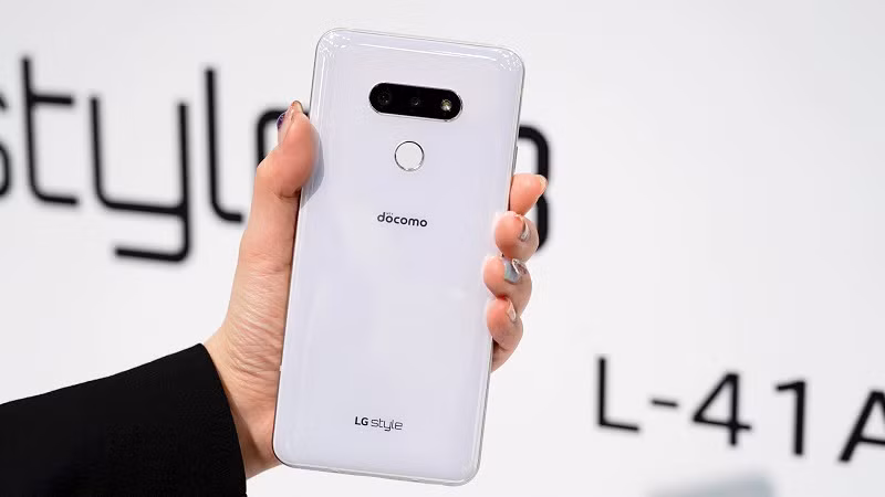Trước cơn bão điện thoại tầm trung của các hãng đua nhau ra mắt, LG mới đây cũng tung ra sản phẩm trong phân khúc giá này với chiếc Style 3. Style 3 được ra mắt tại thị trường Nhật Bản với mức giá 350$.
