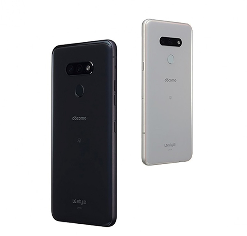 Mặt lưng với thiết kế quen thuộc từng xuất hiện trên nhiều smartphone LG trước đây. Người dùng sẽ có một camera kép 48MP + 5MP đặt ngang cùng đèn flash, cảm biến vân tay một chạm ở chính giữa và ngay phía dưới là tên của nhà mạng phân phối (Docomo). Thiết kế mặt lưng khá đơn giản với cụm camera kép nằm ngang và cảm biến vân tay. Hiện tại LG style 3 có hai màu trắng và đen.