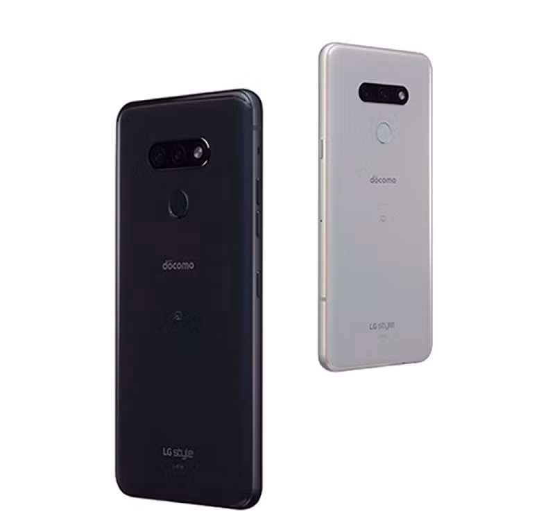 Mặt lưng với thiết kế quen thuộc từng xuất hiện trên nhiều smartphone LG trước đây. Người dùng sẽ có một camera kép 48MP + 5MP đặt ngang cùng đèn flash, cảm biến vân tay một chạm ở chính giữa và ngay phía dưới là tên của nhà mạng phân phối (Docomo). Thiết kế mặt lưng khá đơn giản với cụm camera kép nằm ngang và cảm biến vân tay. Hiện tại LG style 3 có hai màu trắng và đen.