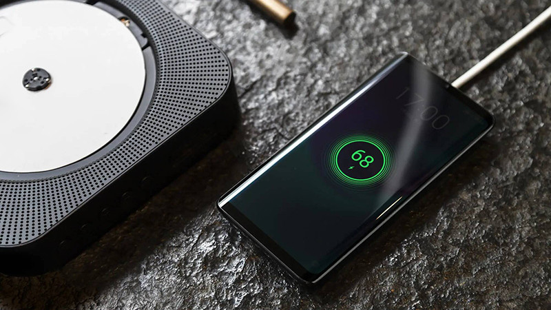 Ở mặt trước, Meizu Zero có một camera selfie 20 megapixel được đặt lên phần trán và các loa thoại sẽ không xuất hiện nữa. Meizu đang sử dụng công nghệ âm thanh màn hình mSound 2.0 để thay thế hoàn toàn công nghệ âm thanh truyền thống trên chiếc điện thoại này.