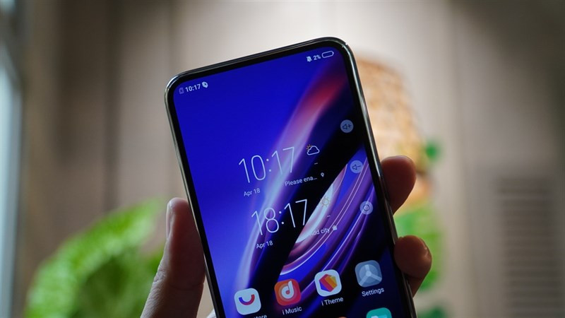 Rõ ràng trên đây là 2 cú đả kích rất mạnh dành cho Bphone B86 với phát ngôn "smartphone không phím bấm đầu tiên"