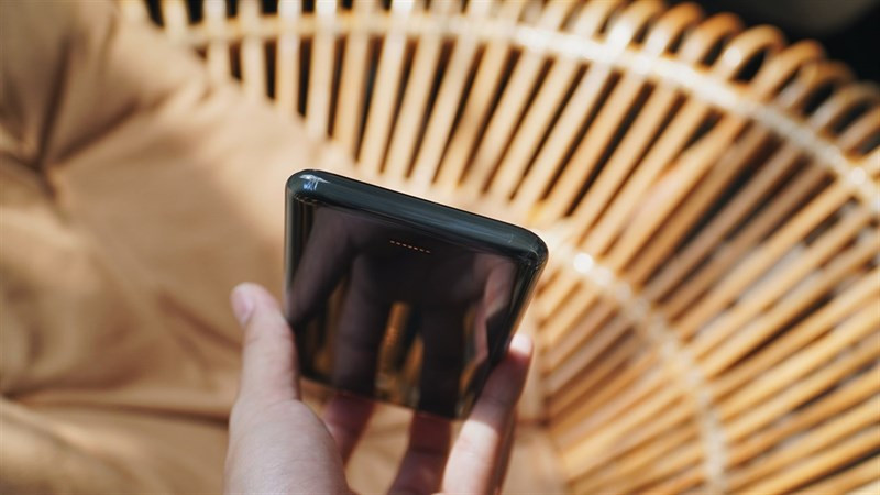 Viền bezel các cạnh trên Vivo APEX 2019 khá mỏng và đặc biệt sẽ không có camera selfie hay camera nằm trong thanh trượt khiến người dùng phải cân nhắc khi lựa chọn.