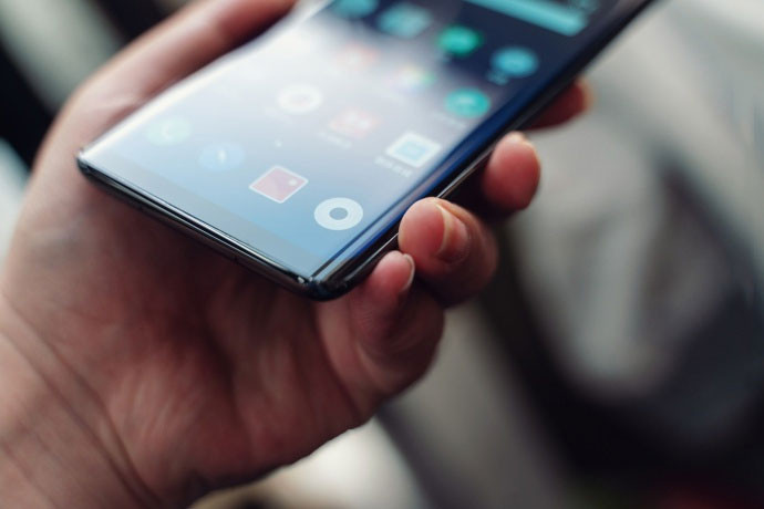 Ngoài ra, do thân máy được thiết kế không có lỗ nào cả nên Meizu Zero cũng sẽ không có khe cắm thẻ SIM. Do đó, điện thoại di động sử dụng trực tiếp eSIM. Tin vui cho người dùng Việt Nam là nhà mạng Viettel đã hỗ trợ công nghệ SIM này.