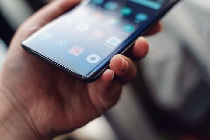 Ngoài ra, do thân máy được thiết kế không có lỗ nào cả nên Meizu Zero cũng sẽ không có khe cắm thẻ SIM. Do đó, điện thoại di động sử dụng trực tiếp eSIM. Tin vui cho người dùng Việt Nam là nhà mạng Viettel đã hỗ trợ công nghệ SIM này.