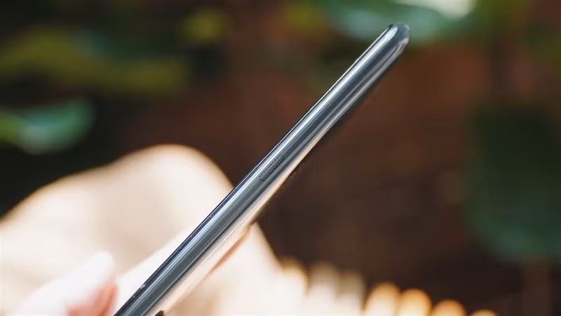 Về cấu hình, Apex 2019 cũng thuộc hàng “top” với vi xử lý Snapdragon 855, RAM lên đến 12 GB, ROM 256 GB và hỗ trợ mạng 5G.