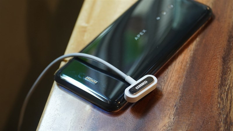 Đại diện thứ hai là chiếc Vivo Apex 2019 cũng với thiết kế không phím bấm.