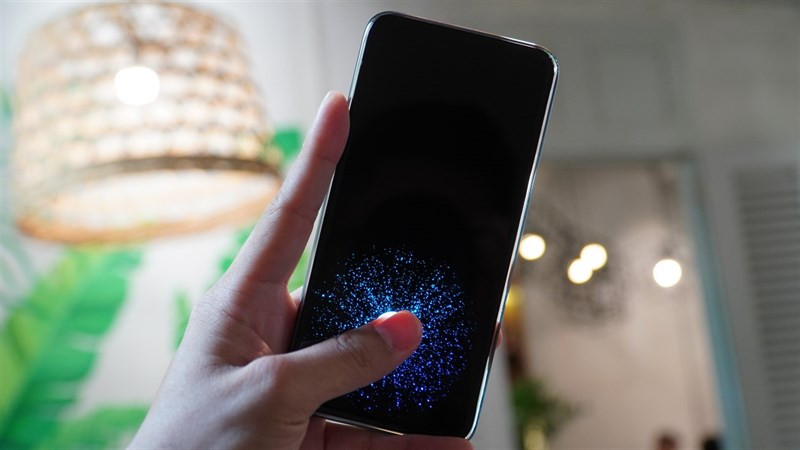 Không có bất kì phím bấm vật lí nào xuất hiện trên chiếc điện thoại này. Đây là gương mặt đầu tiên chứng minh việc CEO Quảng đã nói hớ.