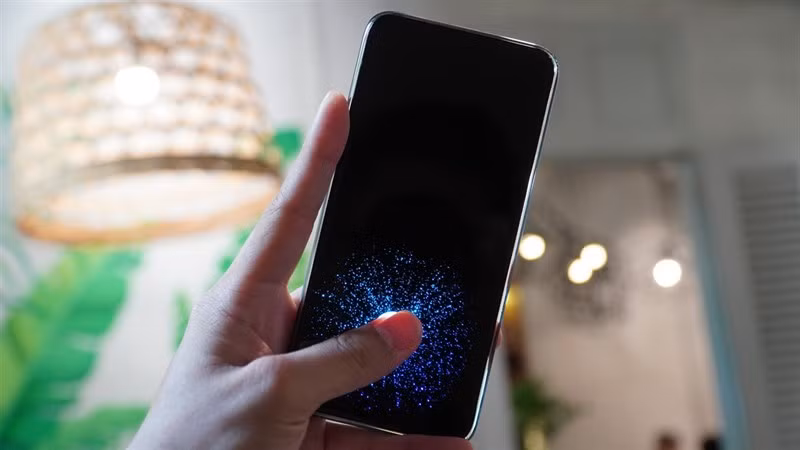 Không có bất kì phím bấm vật lí nào xuất hiện trên chiếc điện thoại này. Đây là gương mặt đầu tiên chứng minh việc CEO Quảng đã nói hớ.