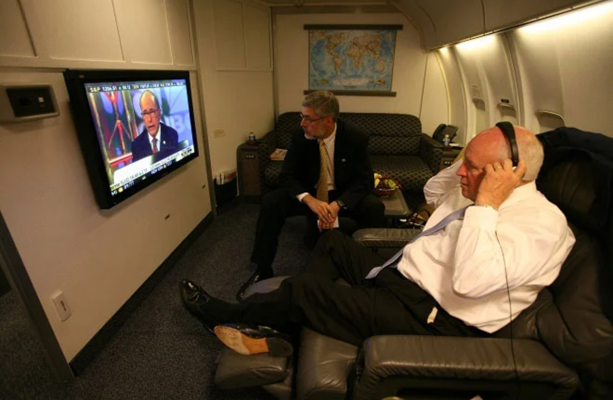 Không lực Hai được trang bị đầy đủ các thiết bị thông tin liên lạc như điện thoại vệ tinh, TV, máy fax, máy bay. Các máy bay Không lực Hai phục vụ phó tổng thống và các quan chức hàng đầu sau khi hết niên hạn sử dụng sẽ được đưa vào danh sách dự trữ của Không quân Mỹ.