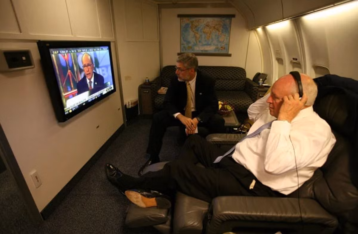 Không lực Hai được trang bị đầy đủ các thiết bị thông tin liên lạc như điện thoại vệ tinh, TV, máy fax, máy bay. Các máy bay Không lực Hai phục vụ phó tổng thống và các quan chức hàng đầu sau khi hết niên hạn sử dụng sẽ được đưa vào danh sách dự trữ của Không quân Mỹ.