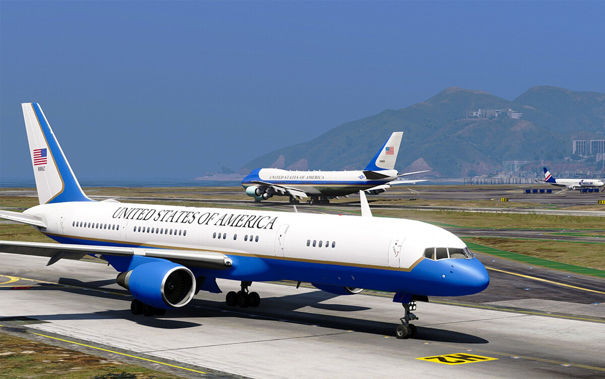 4 chiếc C-32 được Boeing bàn giao cho Không quân Mỹ từ tháng 5.1998. Những chiếc máy bay này có niên hạn sử dụng 25 năm, tức là đến năm 2023.