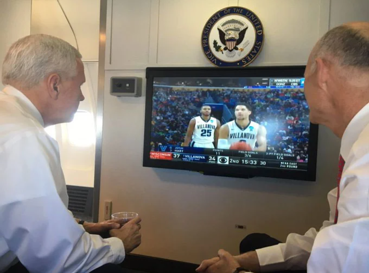 Chiếc Không lực Hai được chia làm 4 khoang. Khoang đầu đặt trung tâm thông tin liên lạc, phòng bếp và nhà vệ sinh. 10 ghế hạng thương gia được đặt ở đây. Khoang thứ hai là nơi khách VIP và phó tổng thống sử dụng, có phòng họp, phòng thay đồ, phòng vệ sinh riêng, ghế sofa cỡ lớn có thể biến thành giường ngủ.