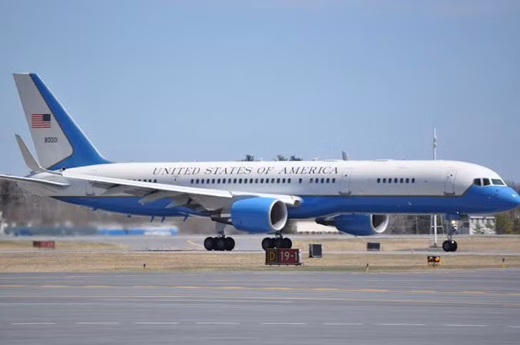 Chiếc Không lực Hai được trang bị các hệ thống điện tử hiện đại nhất, có thể tự hạ cánh và tự dừng lại mà không cần phi công can thiệp.