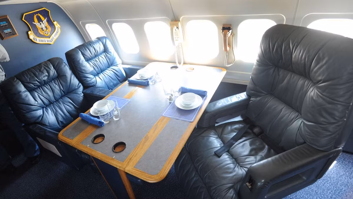 Không lực Hai thường là chiếc C-32A, phiên bản cải tiến của máy bay thương mại Boeing 757. Không quân Mỹ hiện vận hành một phi đội C-32A để chở Phó Tổng thống Mike Pence, các thành viên chính phủ và các quan chức hàng đầu.