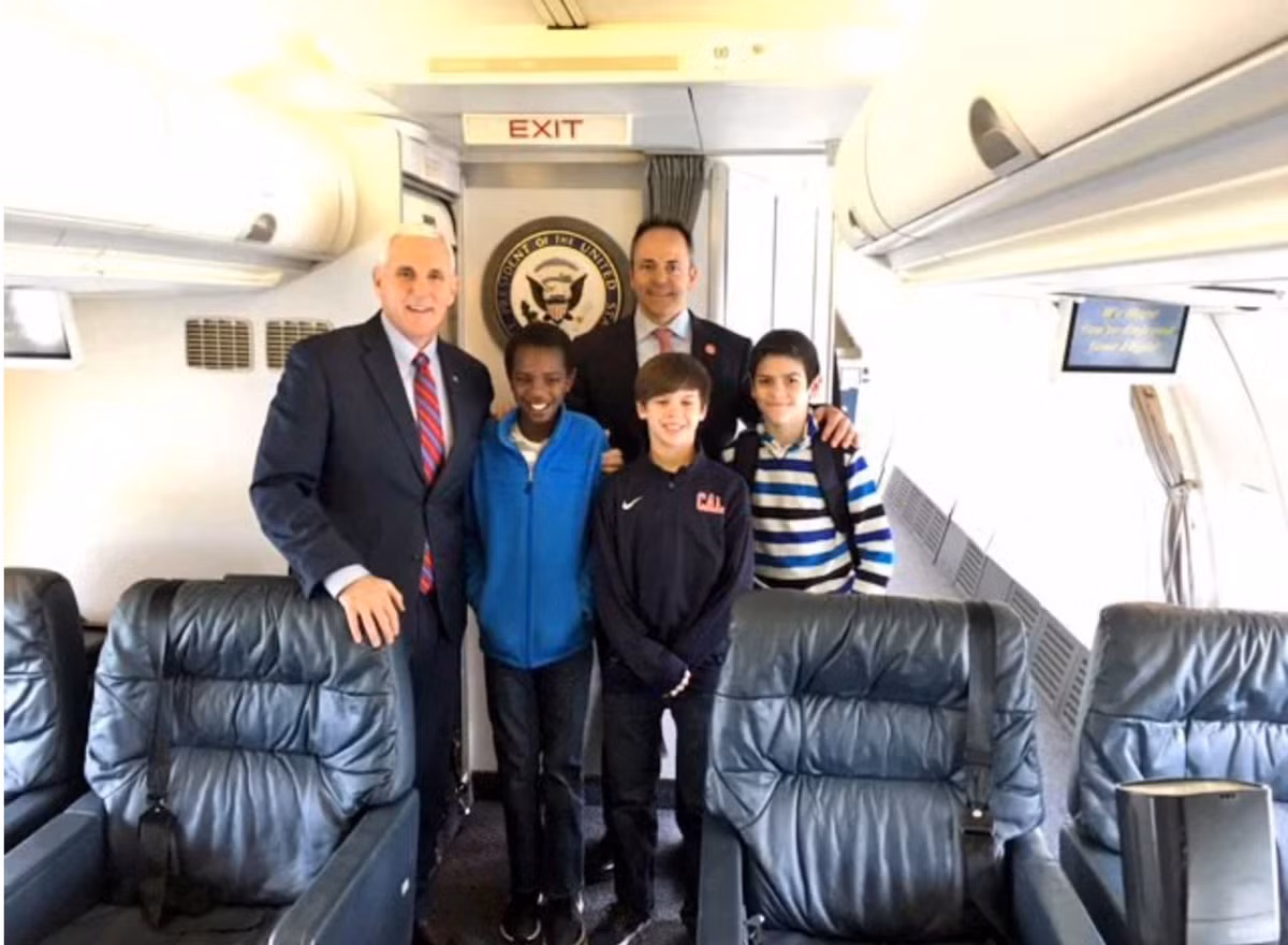 Khoang thứ ba bao gồm 8 ghế hạng thương gia và một phòng họp báo. Khoang cuối đặt ở phần đuôi máy bay bao gồm 32 ghế thông thường, có hai phòng vệ sinh và một phòng bếp.