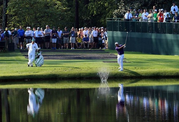 Năm 2006, Steve Martinez - nhân viên tại Boca Delray Golf &amp; Country Club (Florida, Mỹ) từng chiến đấu với một con cá sấu nặng 11kg đến mức suýt chết. Trong khi Berger cũng từng vật lộn với một con cá sấu dài 2m năm 2007, tuy nhiên, anh đã thoát được mà không bị thương.